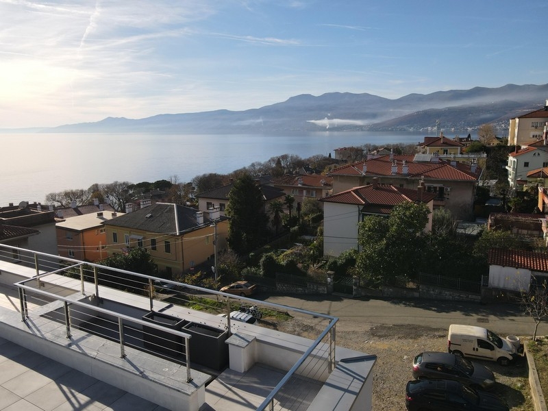 Szeroki widok na wybrzeże Rijeki i budynki mieszkalne