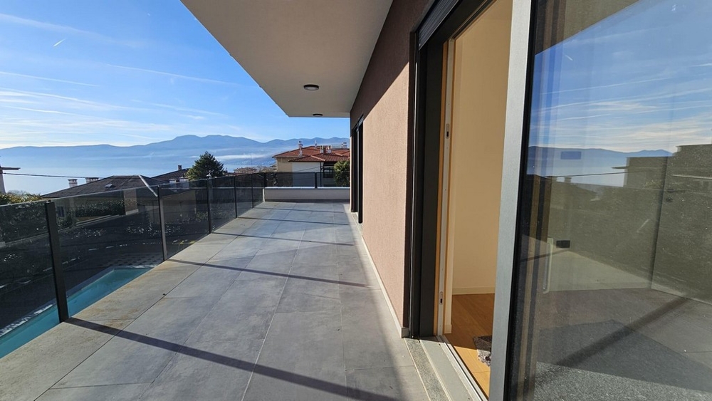 Długi taras z panoramą na morze i góry