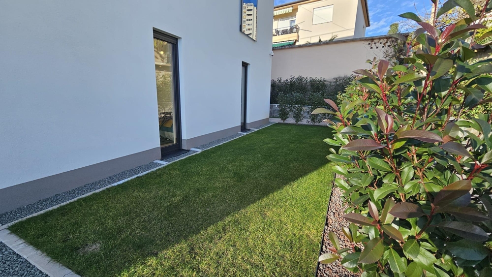 Mieszkanie otoczone jest zadbanym ogrodem.