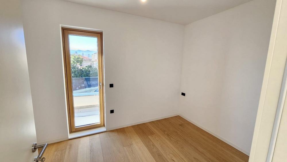 Sypialnia z oknem sięgającym od podłogi do sufitu