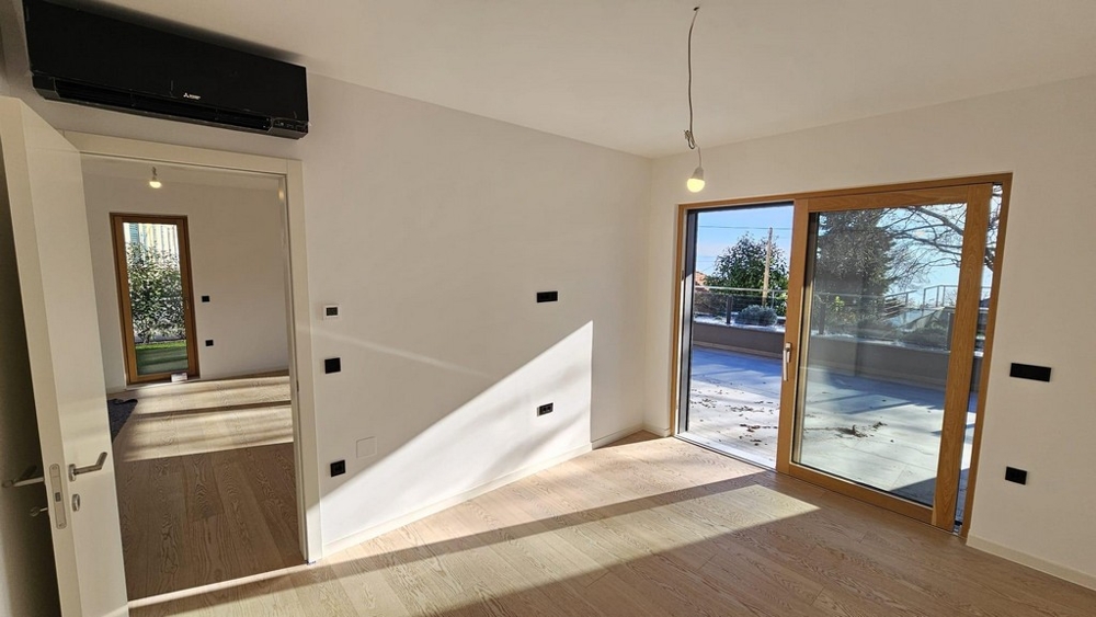 Jasny pokój z wyjściem na taras