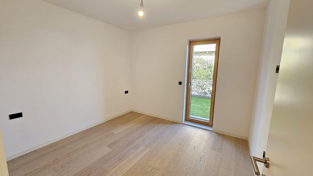 Sypialnia z oknem sięgającym od podłogi do sufitu