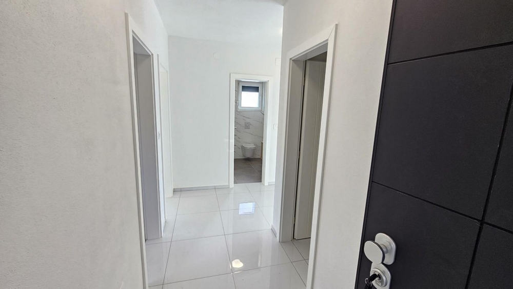 Przedpokój z widokiem na łazienkę