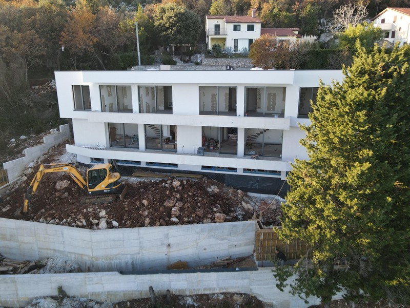 Prace budowlane nad nowoczesnym budynkiem mieszkalnym