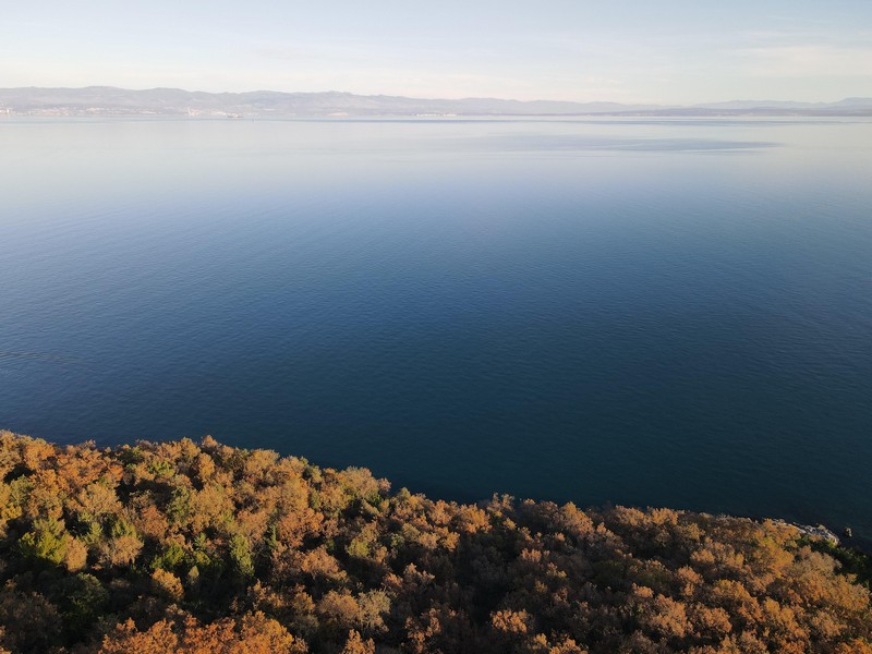 Widok na morze na wybrzeże Adriatyku