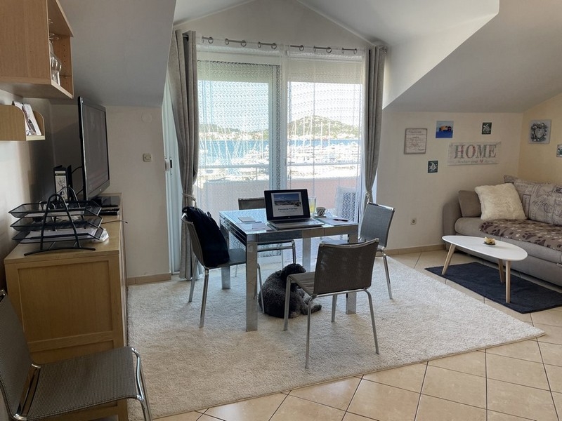 Salon i jadalnia z widokiem na morze