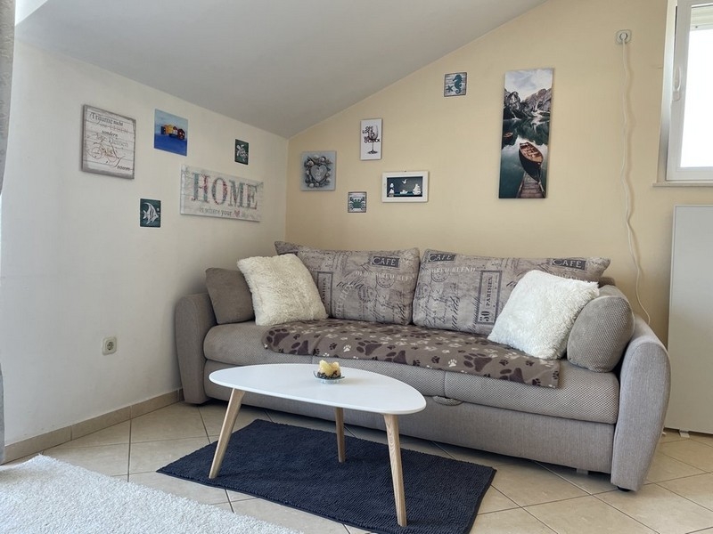 Część dzienna z sofą i stolikiem kawowym