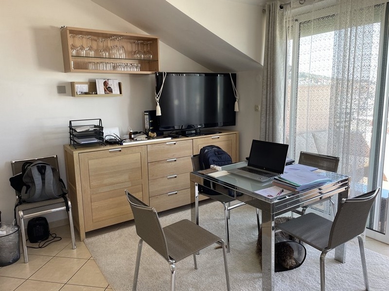 Jadalnia ze stołem i telewizorem