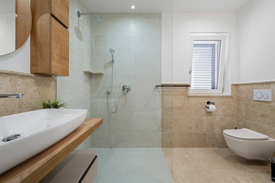 Nowoczesna łazienka z prysznicem i toaletą na poziomie podłogi