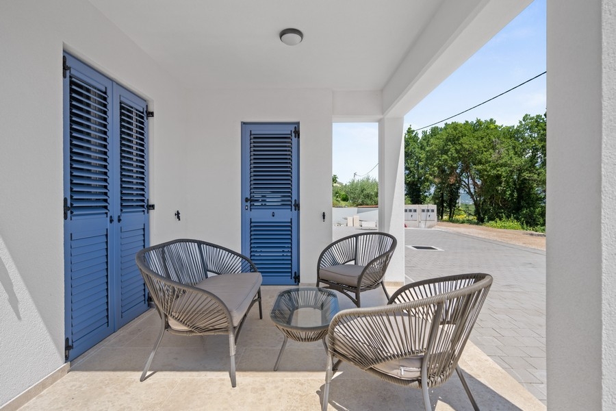 Taras z meblami wypoczynkowymi i dostępem do części dziennej