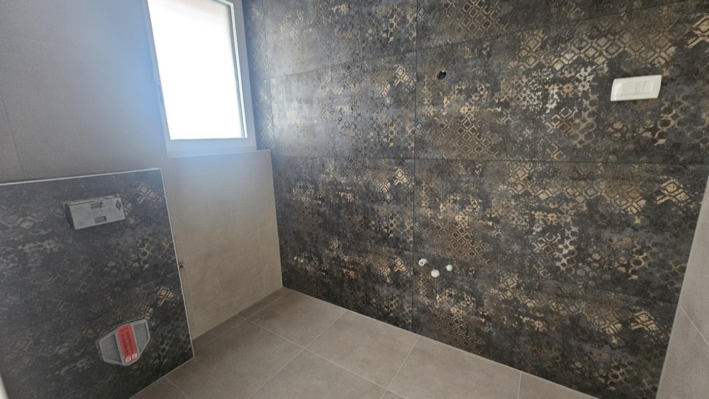 Łazienka w wysokiej jakości płytkach ściennych