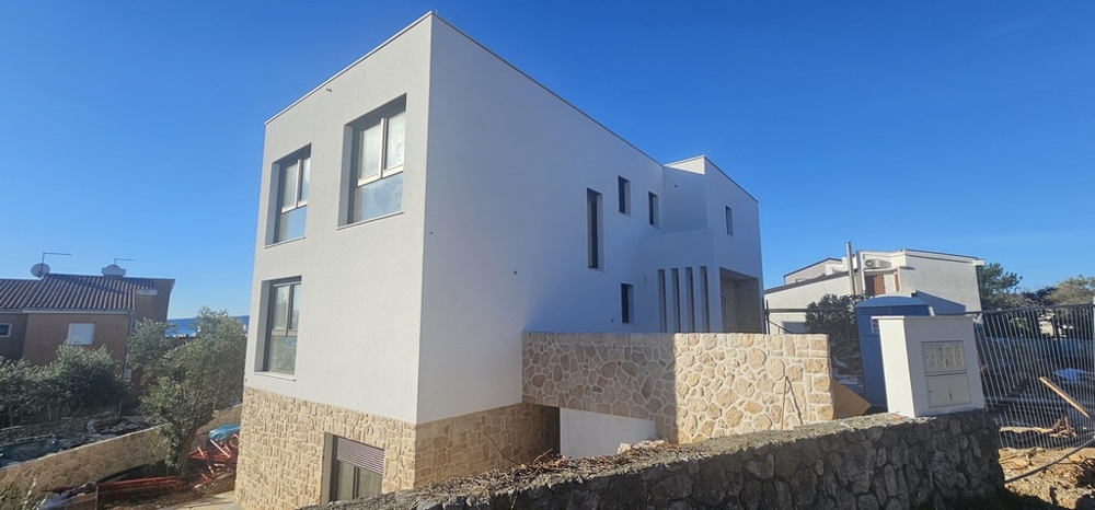 Nowo wybudowany budynek mieszkalny o nowoczesnej architekturze w Krk