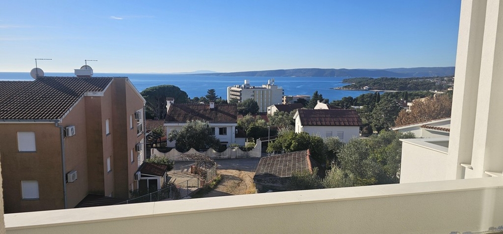 Panoramiczny widok na morze na miasto Krk i wybrzeże Adriatyku