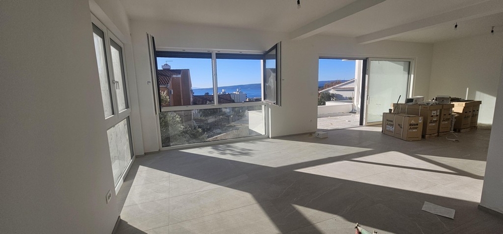 Pokój dzienny z dużymi oknami i widokiem na morze