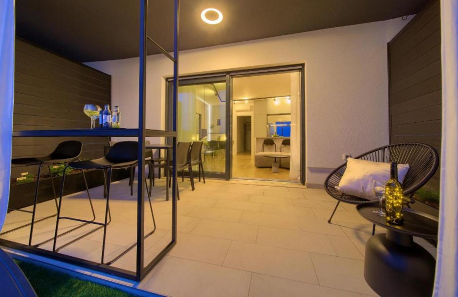 Nowoczesny taras z częścią wypoczynkową i dostępem do salonu