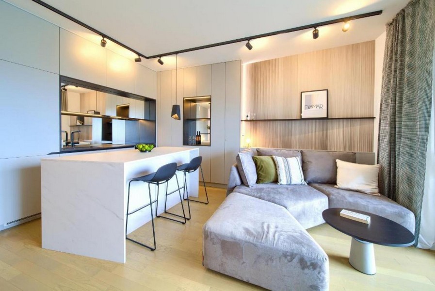 Otwarta część dzienna z kuchnią i sofą