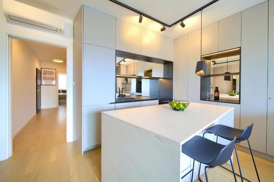 Nowoczesna kuchnia z wyspą i stołkami barowymi