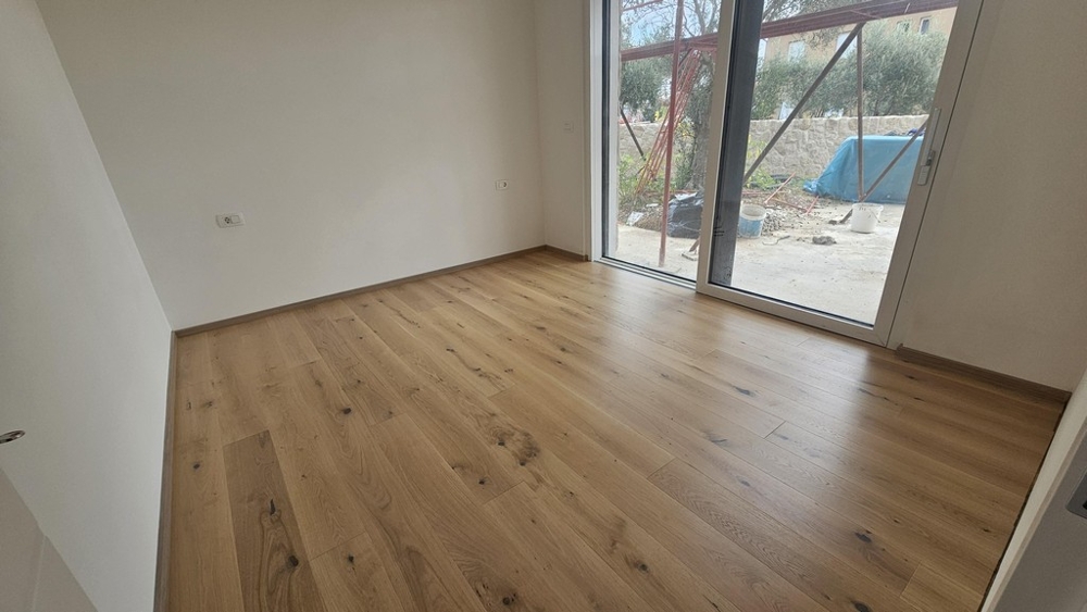 Sypialnia z parkietem i dostępem do ogrodu