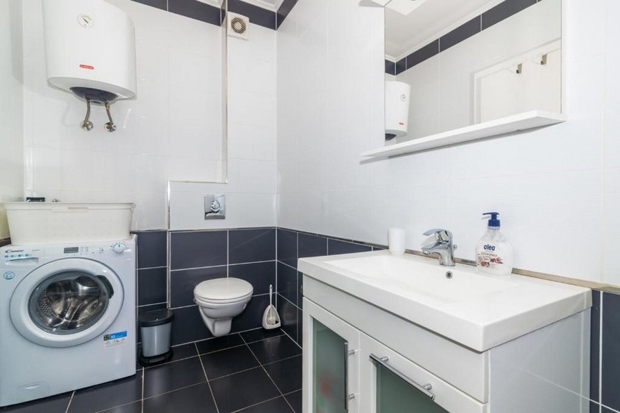 Łazienka z umywalką, toaletą i pralką