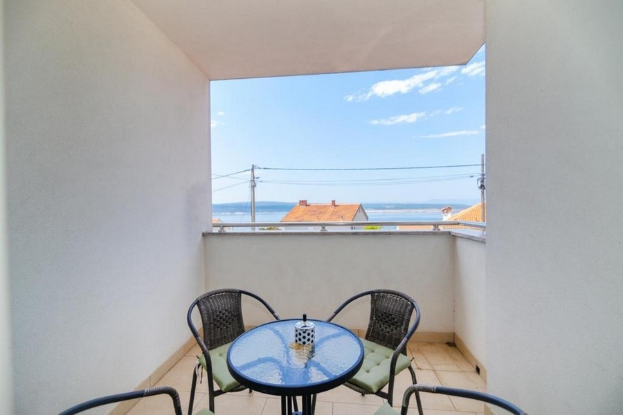 Balkon z miejscami do siedzenia i widokiem na morze