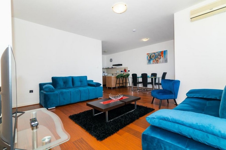 Pięknie umeblowany salon w mieszkaniu A3840, które jest na sprzedaż w Crikvenicy.