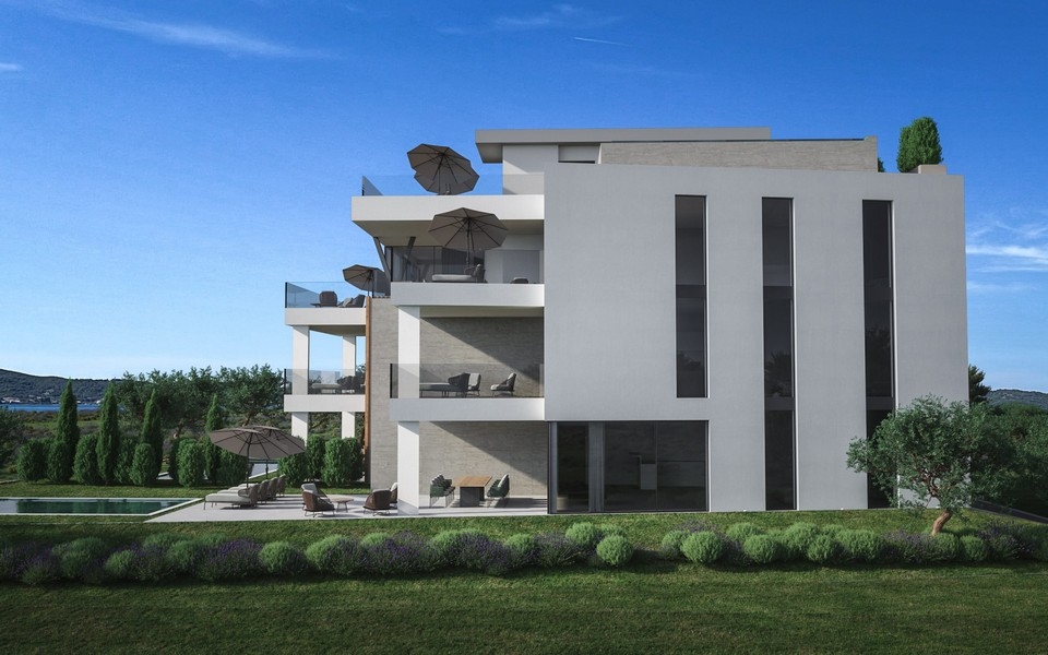 Widok z tyłu nowoczesnego nowego budynku z tarasami i widokiem na morze