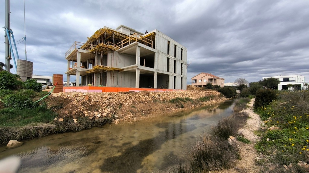 Plac budowy nowoczesnego budynku mieszkalnego blisko morza