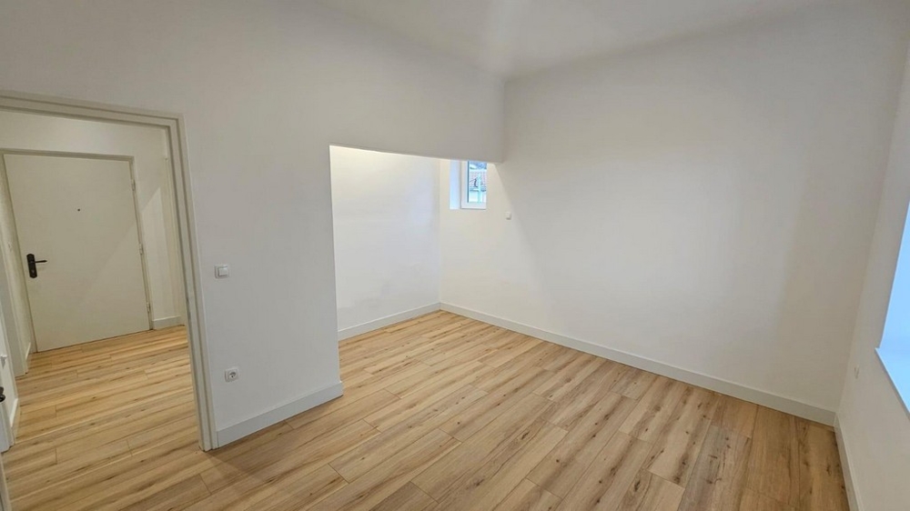 Jasny salon z nową podłogą