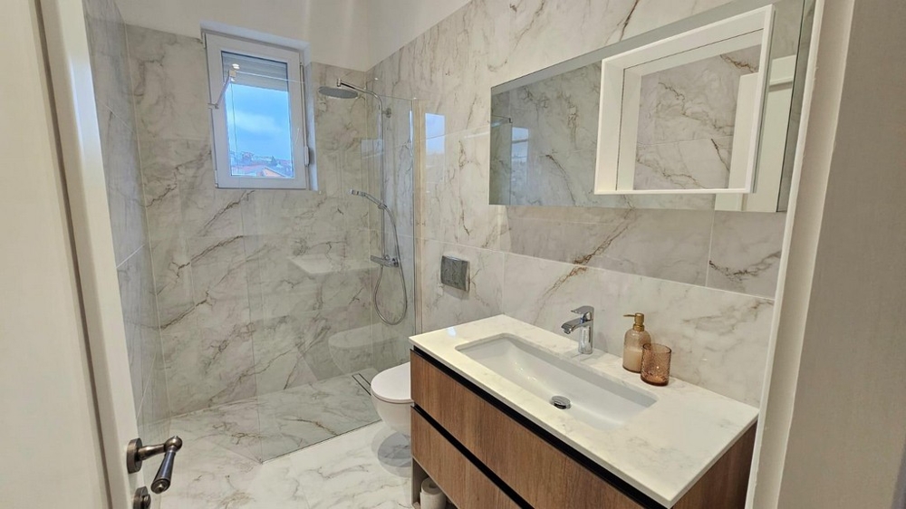 Nowoczesna łazienka z prysznicem na poziomie podłogi