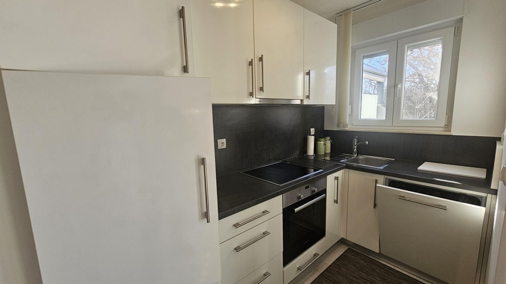 Nowocześnie wyposażona kuchnia z oknem