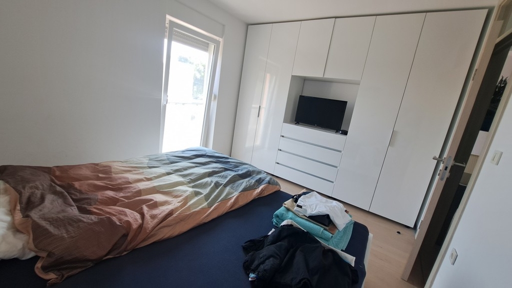 Sypialnia z zabudowaną szafą