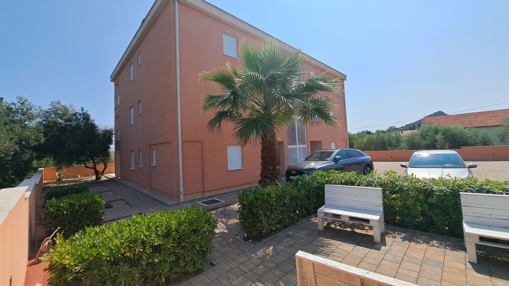 Teren zewnętrzny z miejscami parkingowymi