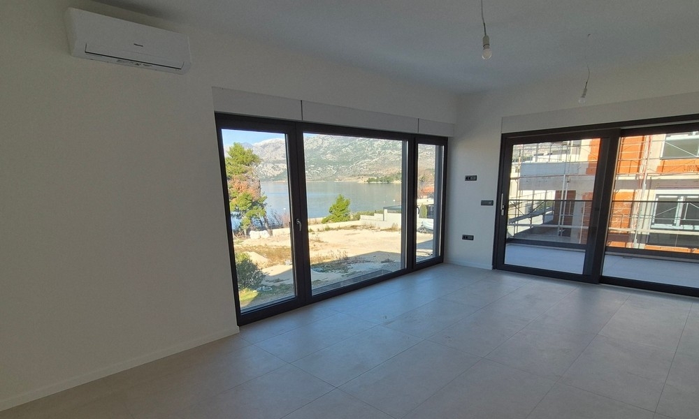 Pokój dzienny z dużymi oknami i widokiem na morze