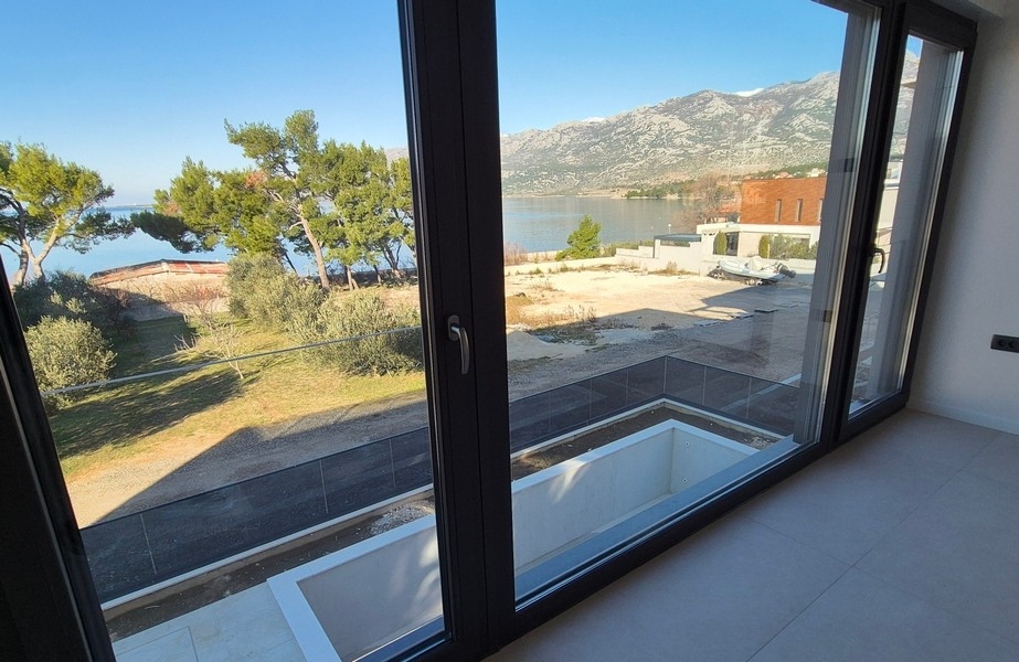 Panoramiczny widok na morze i nadmorski krajobraz