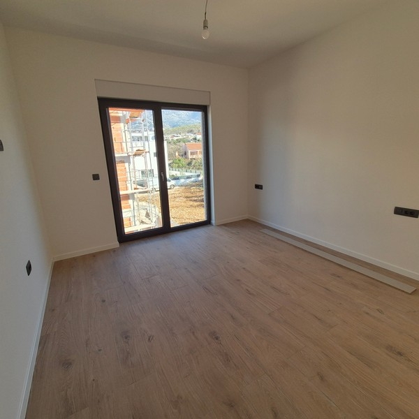 Jasna sypialnia z drewnianymi podłogami