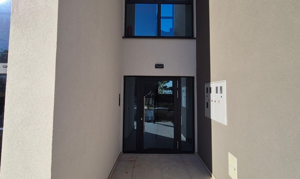 Wejście do nowoczesnego nowego budynku