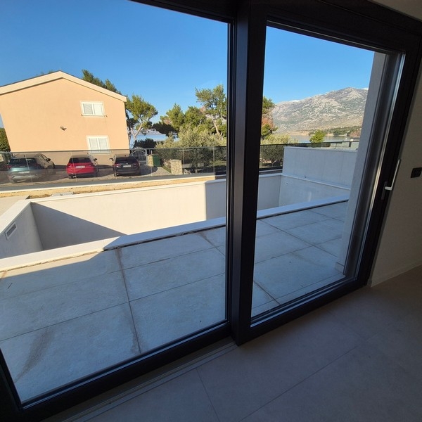 Widok z salonu na taras i morze