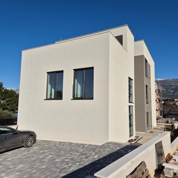 Wygląd zewnętrzny nowego budynku o przejrzystej architekturze