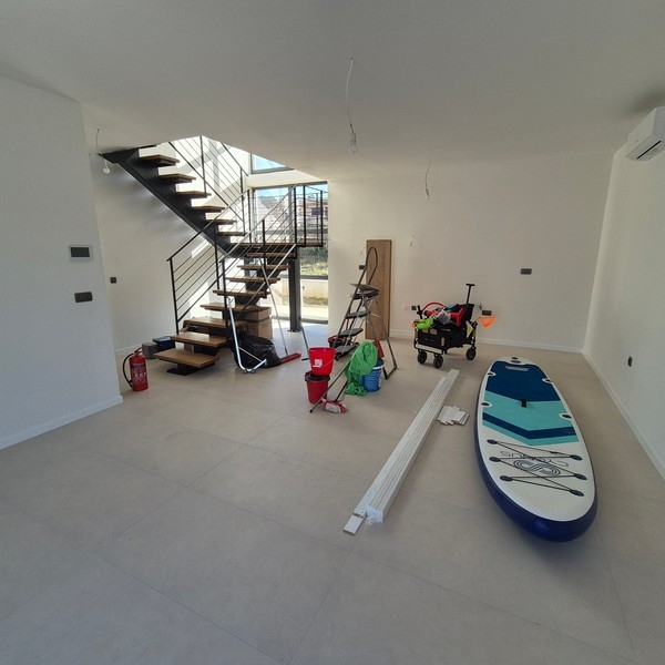 Otwarta część dzienna ze schodami i galerią