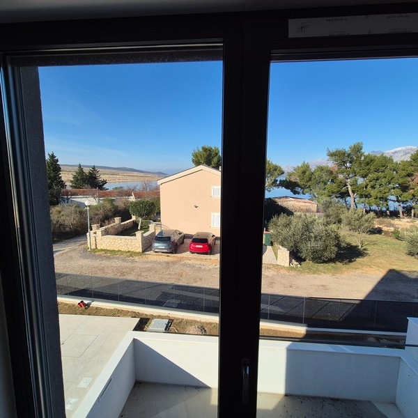 Widok z okna na morze i okolicę