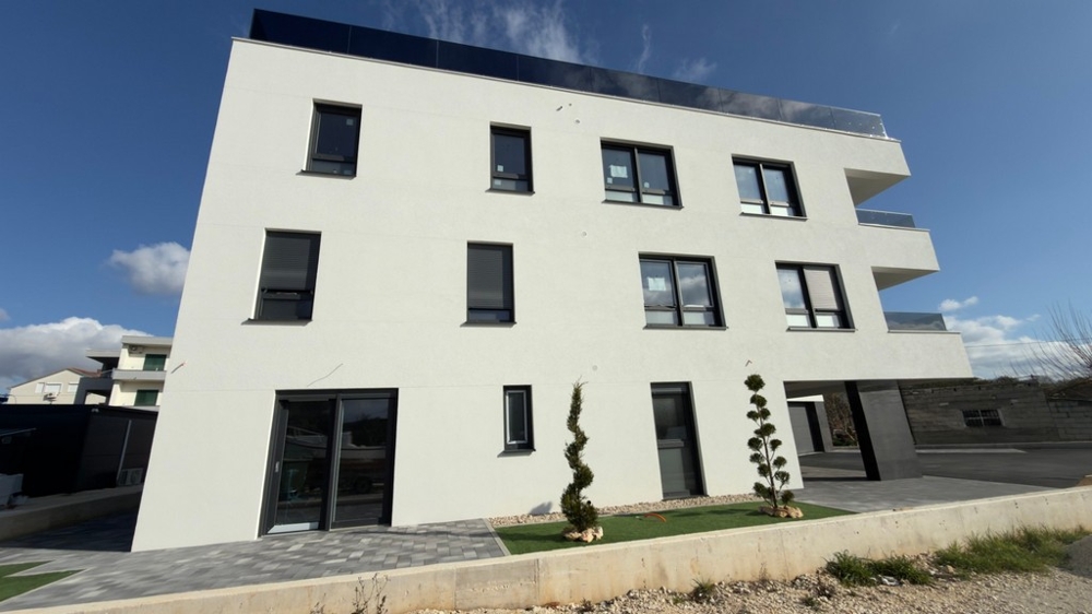 Widok z boku apartamentów A3851 w pierwszym rzędzie do morza w Chorwacji - Panorama Harcerska.