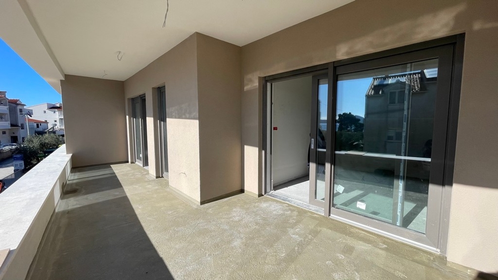 Taras nowego mieszkania A3852 blisko morza w Vodicach w Chorwacji.