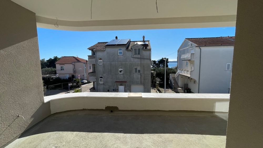 Taras z widokiem na sąsiednią zabudowę i morze