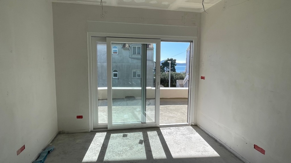 Pokój dzienny z przesuwanymi drzwiami na taras