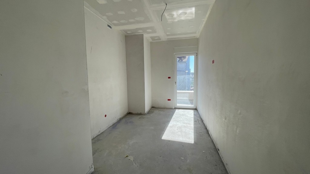 Wąski pokój z wyjściem na taras