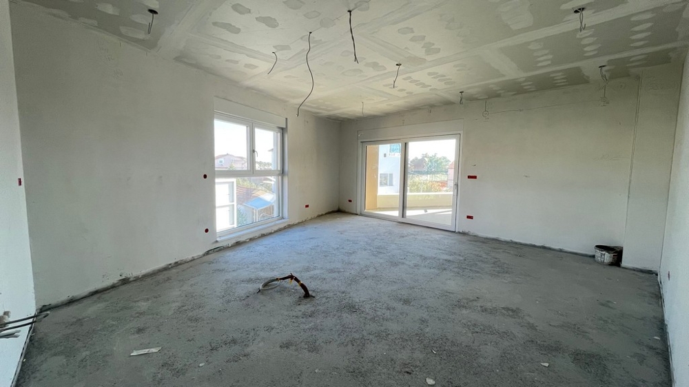 Duży salon z wyjściem na taras