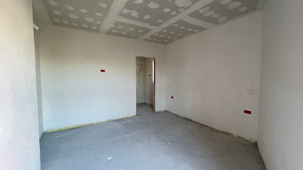 Niewykończona sypialnia z wyjściem na korytarz