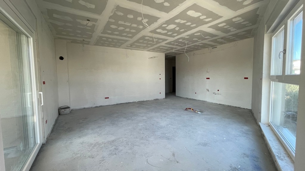 Otwarty salon z kuchnią w stanie surowym