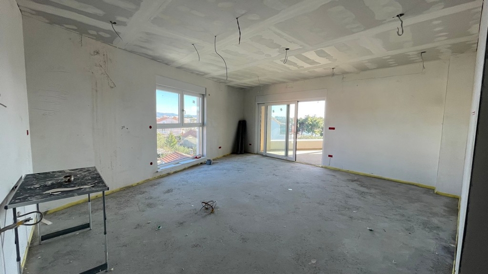 Część dzienna z oknem i drzwiami tarasowymi