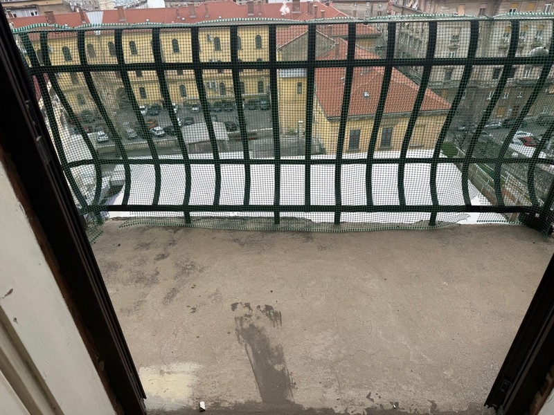 Balkon z widokiem na dachy miasta